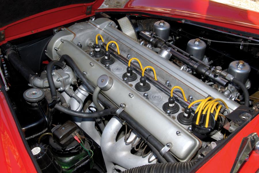 Моторный отсек Aston Martin DB6 1966 года  (фото 5 из 8)